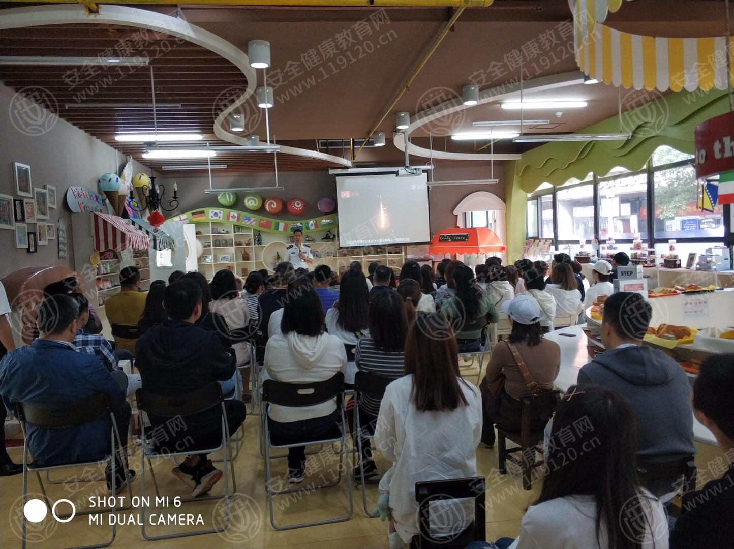 武汉市马荣凯瑞融科幼儿园开展消防安全知识培训及校园亲子消防演习