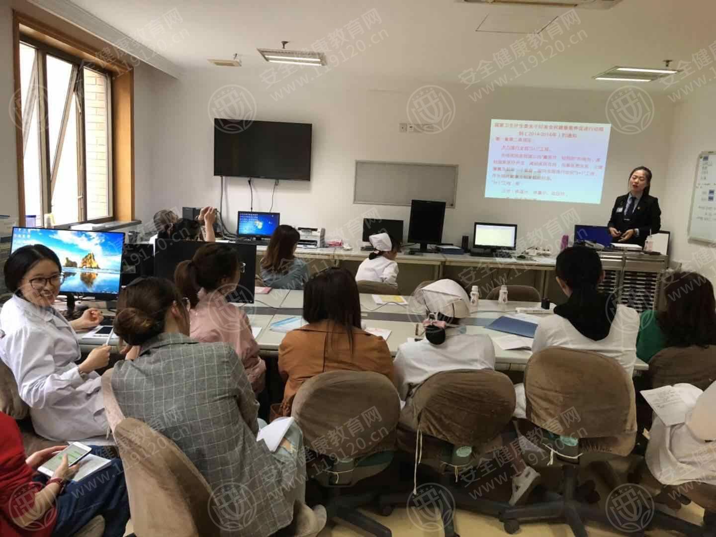 烟台毓璜顶医院肝胆科护士站.jpg