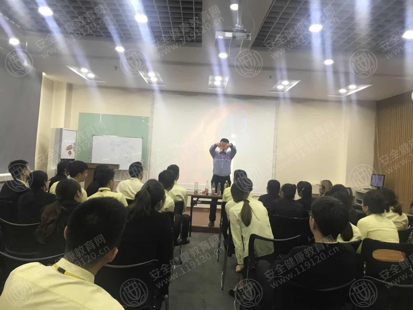 5ceb64eaf04ec0.jpg
