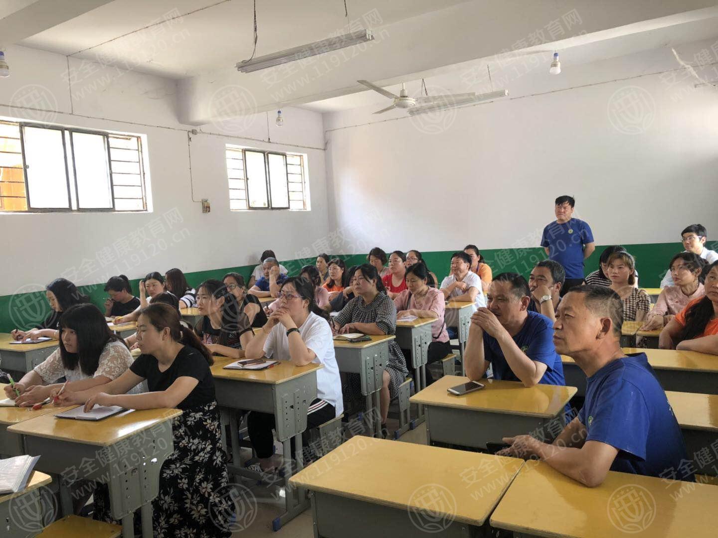 南召兴云学校5.27来国龙..jpg