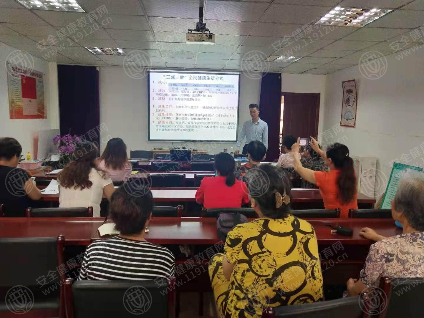 玉成社区居委会7.22于湖1.jpg