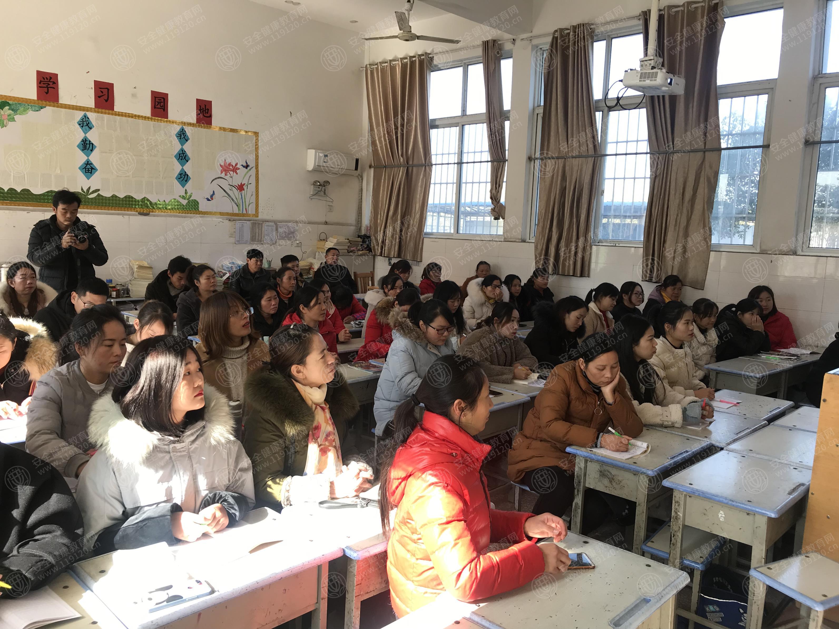 唐河县蒙特梭利学校12.3柳懿.峰(1).jpg
