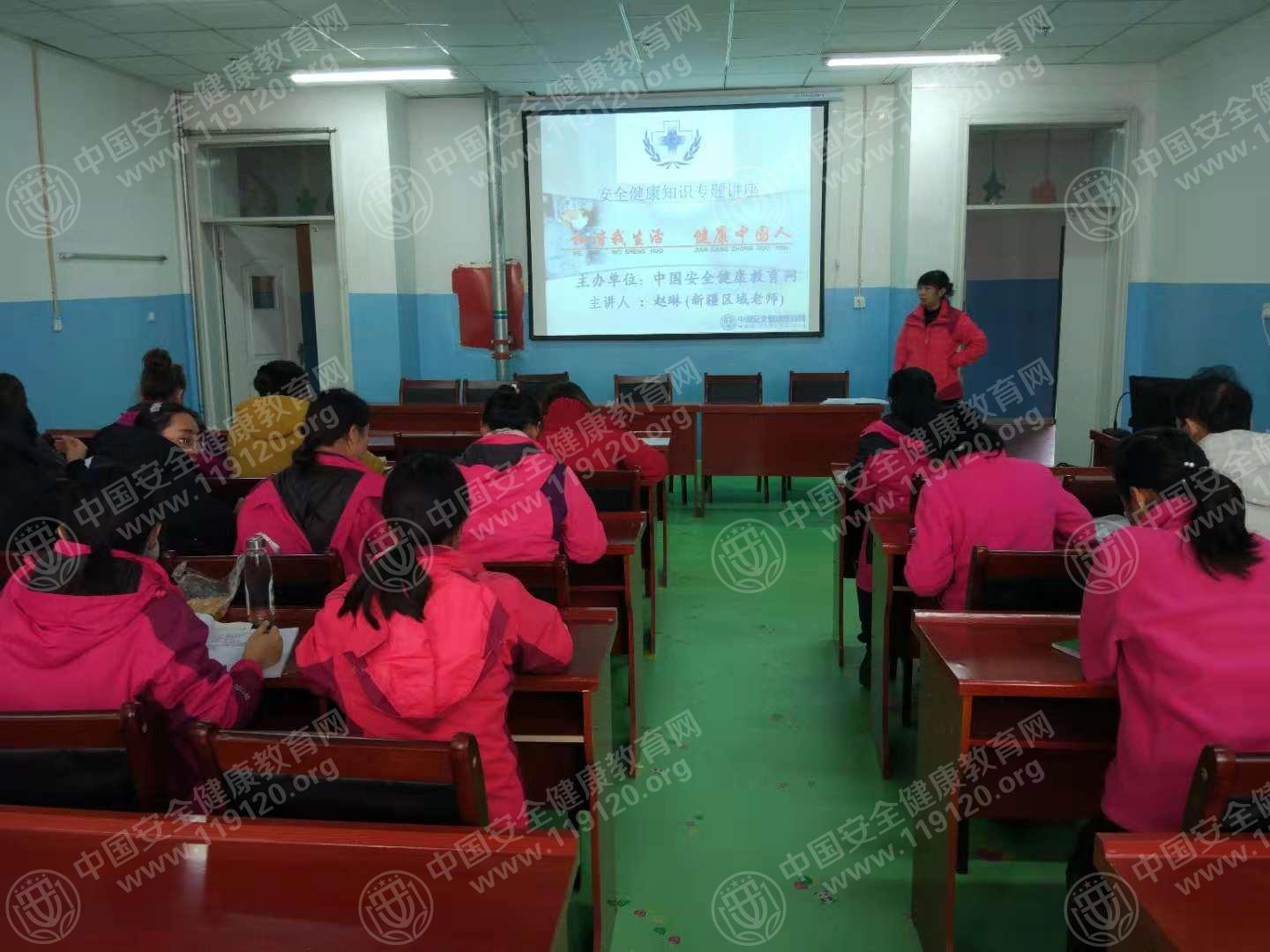 新疆喀什地區莎車縣疆南幼兒園開展急救健康知識講座