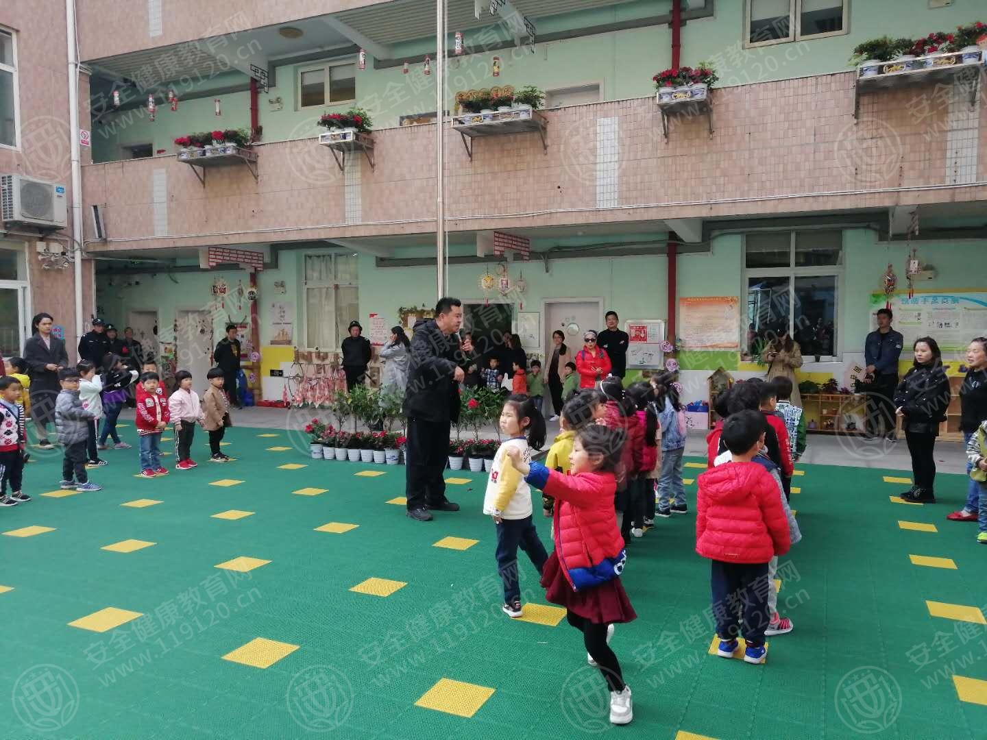 武汉市江汉区童梦幼儿园开展消防安全知识培训及反恐安全疏散演练