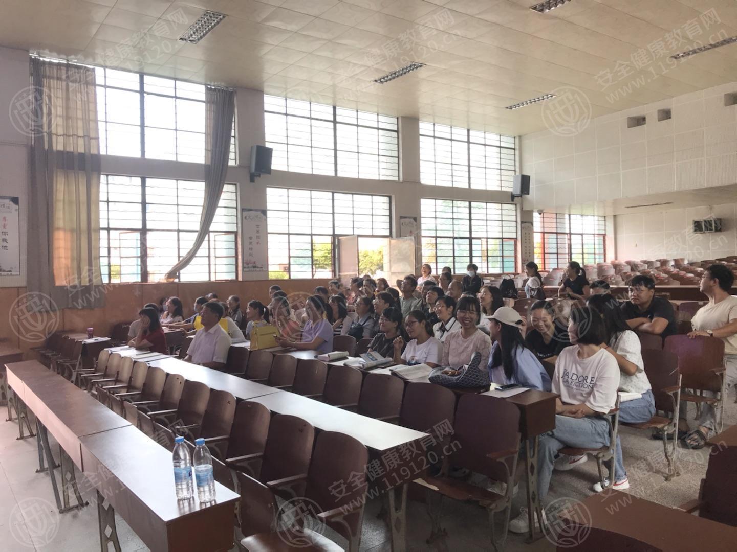 云南省临沧市临翔区第一中学高中部举办健康急救公益讲座
