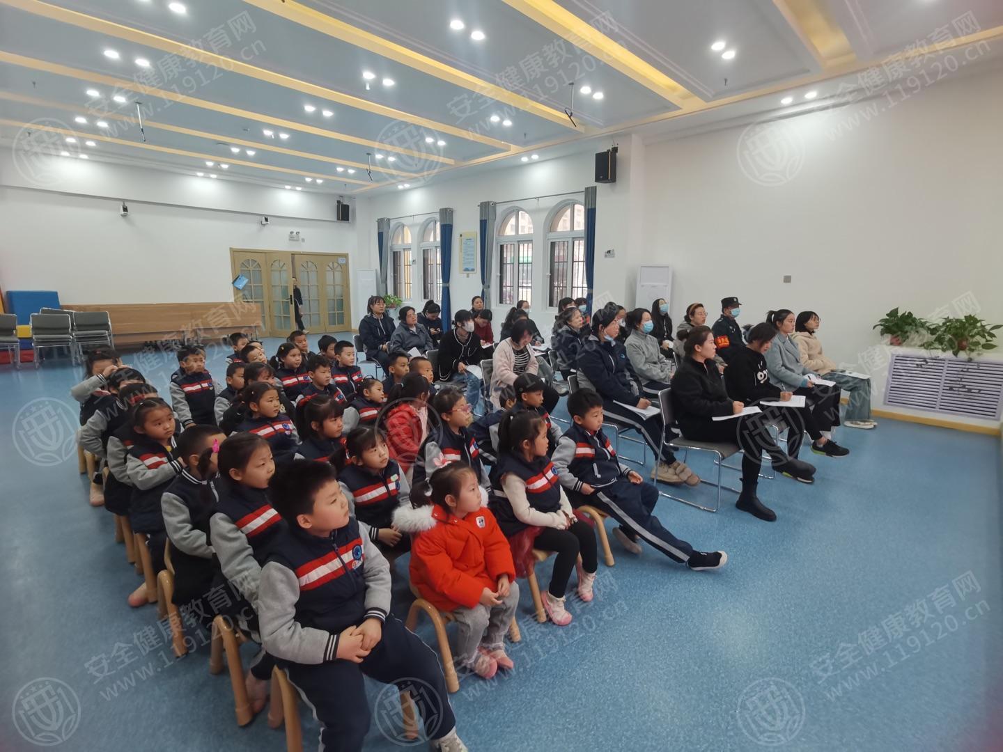 陕西省沣东新城第七幼儿园举行消防安全知识培训讲座