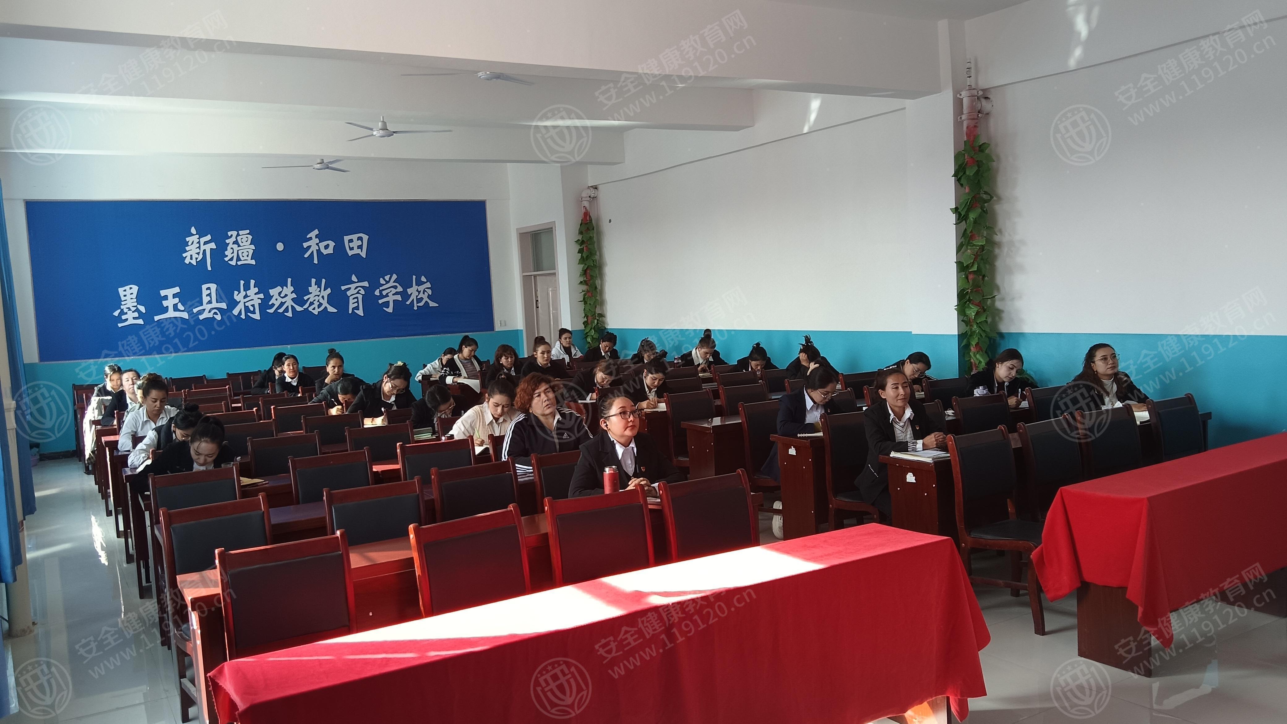 新疆和田地区墨玉县特殊学校开展健康急救公益讲座